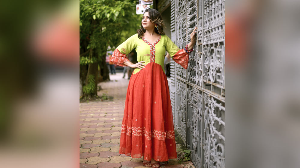 পুজোর সন্ধ্যায় অবশ্য শাড়িই এক এবং একমাত্র পছন্দ। “সকালগুলো অন্য পোশাক পরলেও, রাতে আমার শাড়িই চাই!” হেসে ফেললেন সুদীপ্তা। শাড়ি-প্রেম যে প্রকাশ্যে!
