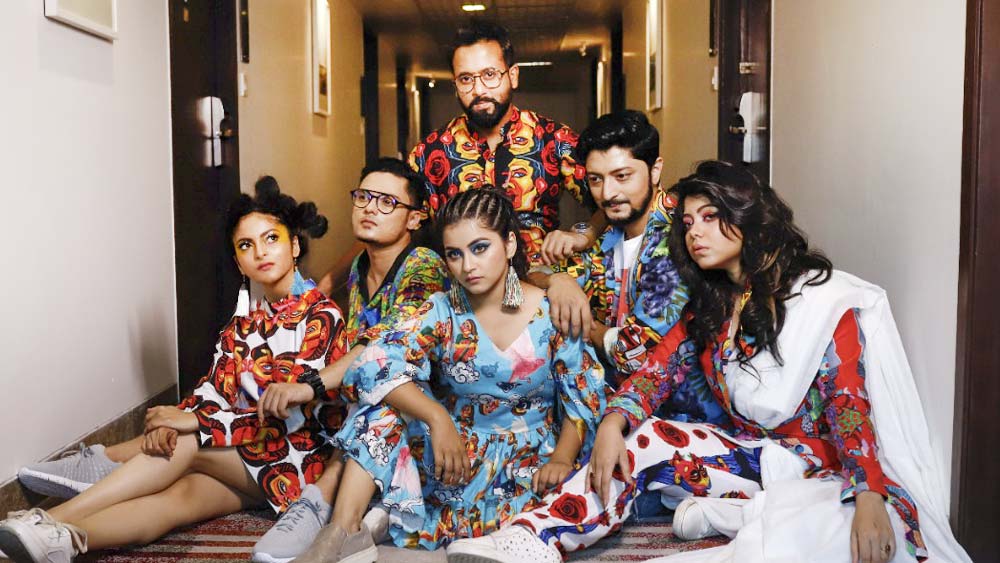 সকাল সকাল চিনার পার্কের হোটেলে পৌঁছে গিয়েছিলেন ছোটপর্দার ছয় শিল্পী— সৌরভ সাহা, দিয়া চক্রবর্তী, দিয়া মুখোপাধ্যায়, ঐন্দ্রিলা সাহা, বিশ্বাবসু বিশ্বাস এবং অমিতাভ দাস।