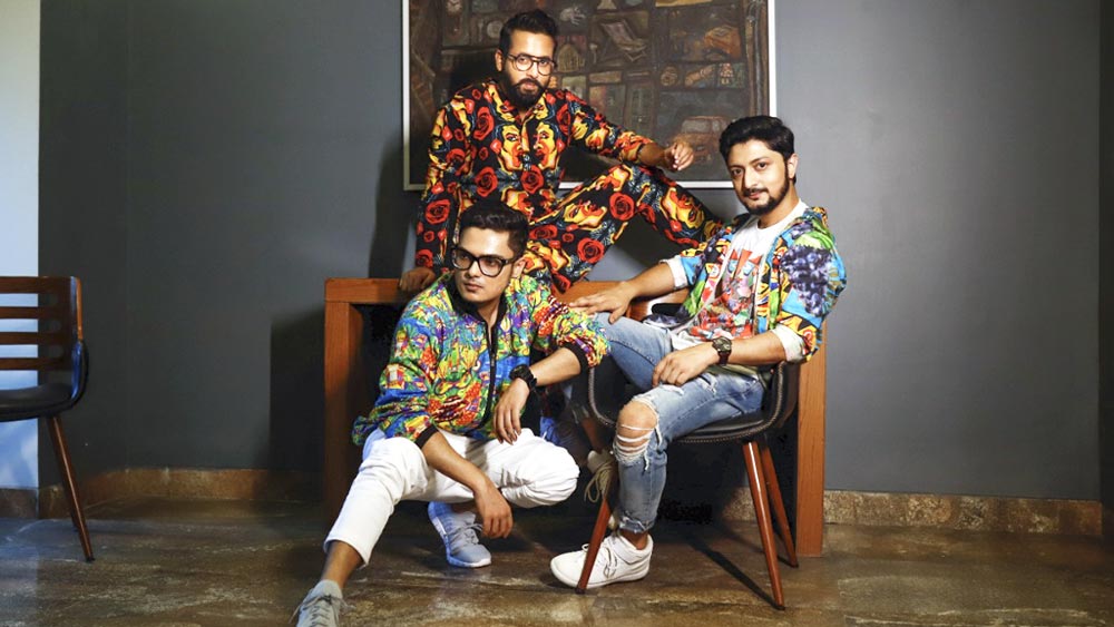মডেলদের সাজগোজের দায়িত্বে ছিলেন বুকুন (দেবত্রী)। ধারাবাহিকে অভিনেতা-অভিনেত্রীদের চিরাচরিত সাজে দেখতে চাননি। তাই দেবাশিসের (দেবু’জ) পোশাক পরিয়েছেন মডেলদের। তাঁরই গয়না সাজ-সঙ্গী।