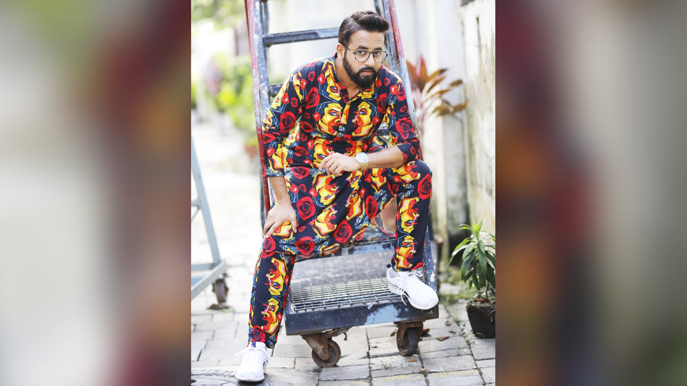 কাজের ফাঁকে হঠাৎই লাল গাড়ির বনেটে চড়ে বসেছেন ‘রামকৃষ্ণ’। চিত্রগ্রাহক অরিন্দম মণ্ডলকে ডেকে ক্যামেরাবন্দিও হল সে মুহূর্ত। আর দূর থেকে তাঁর কাণ্ডকারখানা দেখে হাসি চেপে রাখতে পারলেন না বাকিরা।