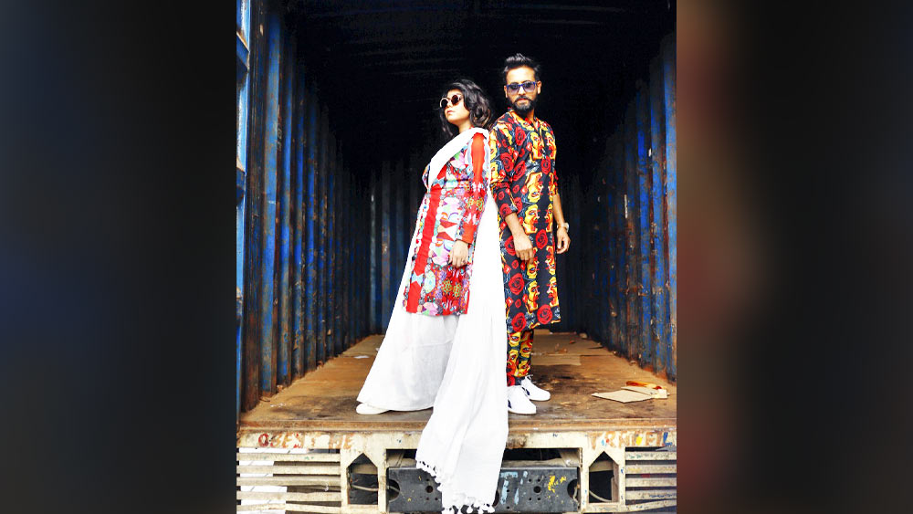 দিয়া (‘রাসমণি’-র পদ্মমণী) আর বিশ্বাবসু (‘রাসমণি’-র ভোপাল, ‘মিঠাই’-এর প্রাক্তন সন্দীপ) তত ক্ষণে রিল ভিডিয়োয় মজে। সৌরভের (‘রাসমণি’-র গদাধর) কেশ-ভার নিয়ে ফেলেছেন অমিতাভ (‘রাসমণি’-র রাঘব)।