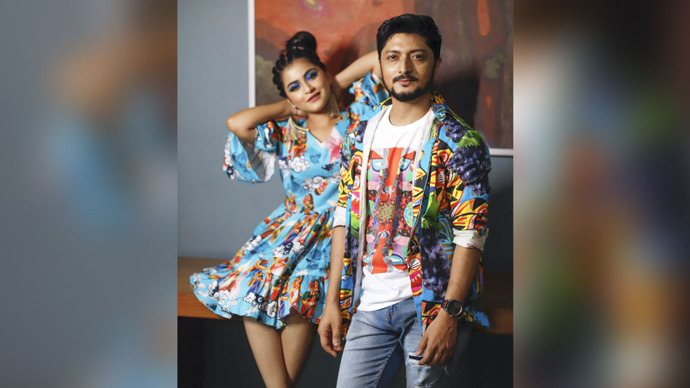 খুদেতম সদস্য ঐন্দ্রিলা (‘মিঠাই’-এর শ্রীনিপা) শ্যুটে এসেই ঘুমের দেশে। ছ’জনের সাজগোজ শেষ হতে ঐন্দ্রিলার ‘দিদি’ দিয়া (‘মিঠাই’-এর শ্রীতমা) আদর করে ঐন্দ্রিলাকে ঘুম থেকে তুলে সাজতে বসালেন।