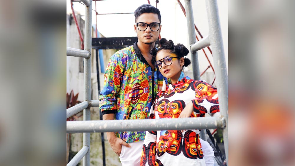 শিল্পী নবীন দাসের রূপটানে, দেবাশিসের পোশাক ও গয়নায় সেজে উঠে, অরিন্দমের ক্যামেরাবন্দি হয়ে বেজায় খুশি ছয় শিল্পীই। সাতসকাল থেকে বিকেল, লাগাতার কাজ করেও ক্লান্তির ছাপটুকুও দেখা গেল না কারও মধ্যেই।