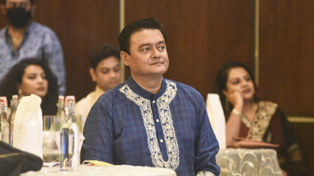 প্রত্যেকেই বিক্রম ঘোষের প্রশংসায় পঞ্চমুখ। বিক্রমের বাজনার অভিনবত্বে মুগ্ধ শাশ্বত বললেন, ‘‘বিক্রম তাঁর বাজনার কৌশল কেবল ঢাকে সীমাবদ্ধ রাখেননি। গাল বা বুকে নিয়ে এসেছেন। সঙ্গীত নিয়ে তাঁর পরীক্ষানিরীক্ষায় আমি অভিভূত।’’