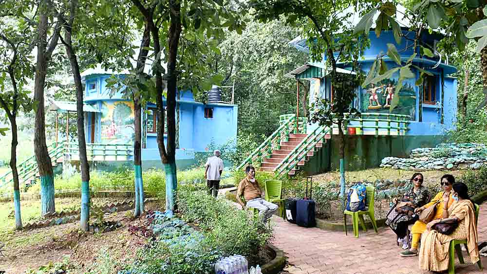 lot of tourists in cottage of Duarsini after reopening
