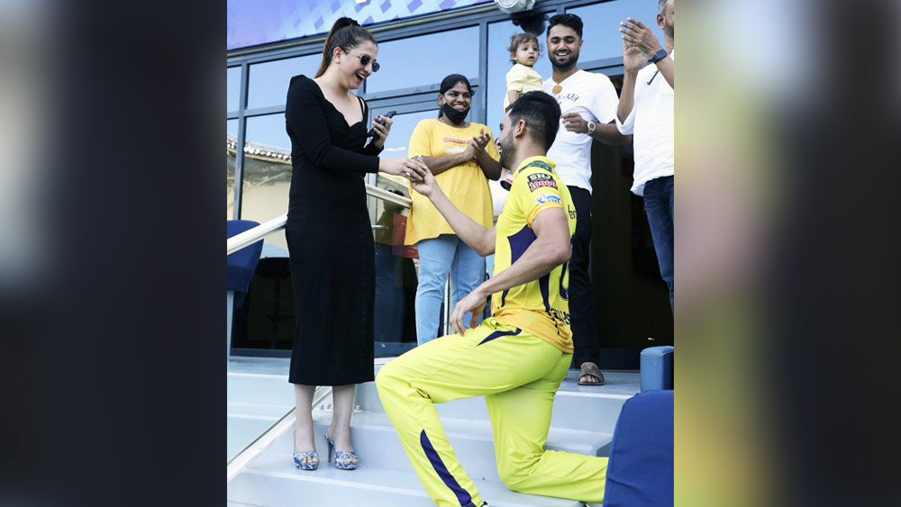 বৃহস্পতিবার আইপিএল-এর ম্যাচের মাঝেই বান্ধবীকে বিয়ের প্রস্তাব দেন দীপক চাহার।