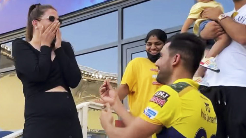 চেন্নাই সুপার কিংসের এই জোরে বোলার গ্যালারিতে উঠে গিয়ে বান্ধবী জয়া ভরদ্বাজকে বিয়ের প্রস্তাব দেন।