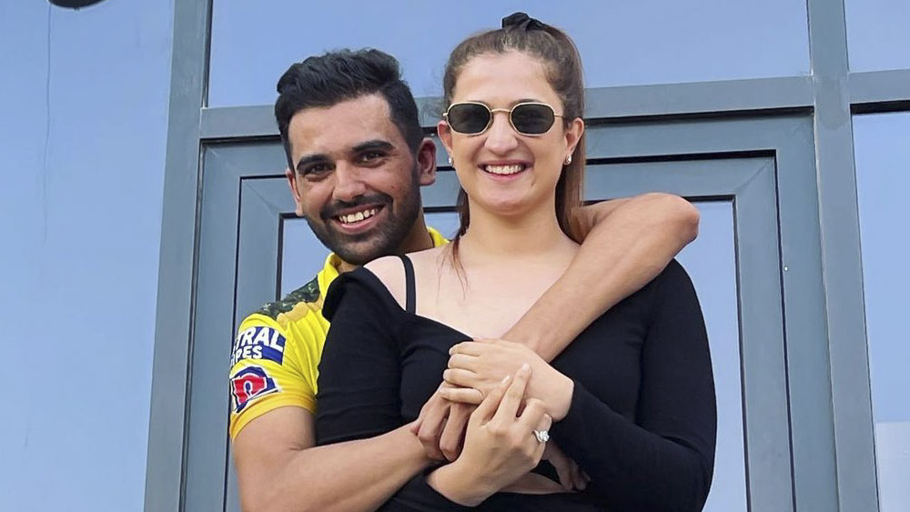 দিল্লিতে জন্ম জয়ার। তিনি কর্মসূত্রে কর্পোরেট জগতের সঙ্গে যুক্ত।