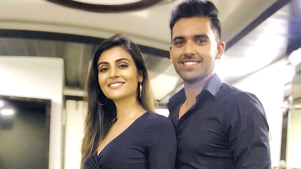 চাহারের সঙ্গেও বলিউডের যোগ রয়েছে। তিনি মডেল ও অভিনেত্রী মালতী চাহারের ভাই। আর এক ভাই রাহুল অবশ্য ক্রিকেটার। তিনি মুম্বই ইন্ডিয়ান্স দলে রয়েছেন।