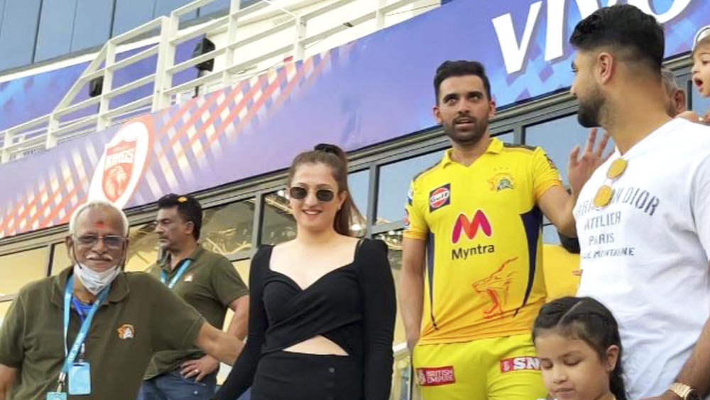 সম্প্রতি গোটা ভারতীয় ক্রিকেট দলের সঙ্গে জয়ার পরিচয় করিয়ে দেন দীপক।