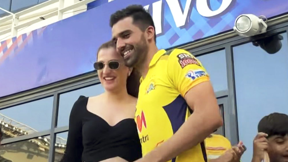 আইপিএল শেষ হওয়ার পরে দুবাই থেকেই ফিরেই দু’জনের বিয়ে করার কথা।