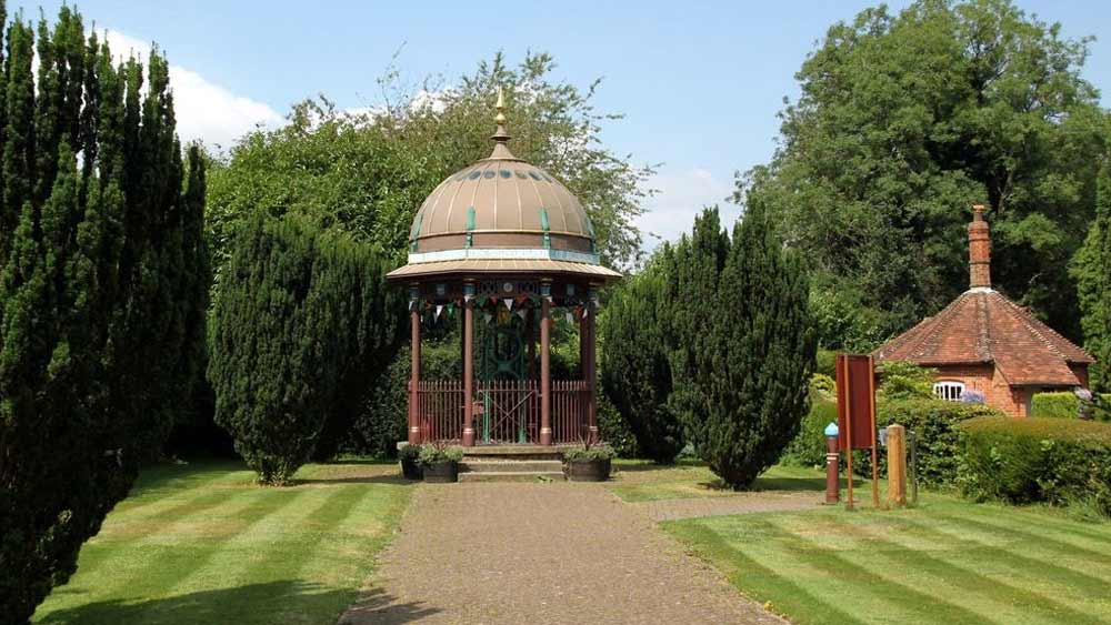 বাণিজ্য করতে এসে বহু বছর ভারত শাসন করে গিয়েছেন ব্রিটিশরা। প্রযুক্তির ব্যবহারে ভারতে অনেক পরিকাঠামোও গড়ে দিয়েছেন তাঁরা। কিন্তু জানেন কি ভারতের এক রাজা বারাণসীতে বসে ইংল্যান্ডের দুঃখ ঘুচিয়েছিলেন? জলসঙ্কট দূর করা থেকে আর্থিক উন্নয়ন— এ সবের জন্য ইংল্যান্ডের এক গ্রাম আজও ভারতের কাছে কৃতজ্ঞ।