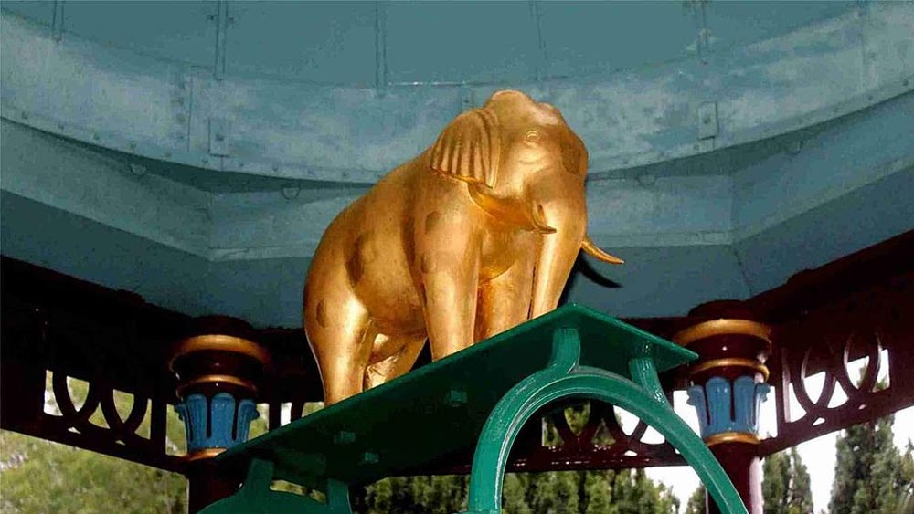 ১৮৬৪ সালের ২৪ মে আনুষ্ঠানিক ভাবে কুয়ো খনন শুরু হয়। যা বানাতে সে সময় যত খরচ হয়েছিল, তা বর্তমানে ৩৫৩ ইউরোর সমান। আজকের হিসাবে সেই সময় ভারতীয় মুদ্রায় খরচ হয়েছিল ৩১ হাজার ৩৪৫ টাকা। কুয়োর দেখভালের জন্য নিরাপত্তা রক্ষীর থাকার জন্য কটেজও বানিয়ে দিয়েছিলেন মহারাজা। এর জন্য সে সময় যে খরচ হয়েছিল, তা বর্তমানে ৭৪ ইউরোর সমান। অর্থাৎ আজকের হিসাবে সেই সময় খরচ হয়েছিল প্রায় সাড়ে ছয় হাজার টাকা। এ ছাড়া কুয়োর পাশে সোনালি রঙের একটি হাতির মূর্তি এবং কুয়োর উপরের অংশে একটি গম্বুজ বানিয়েছিলেন।