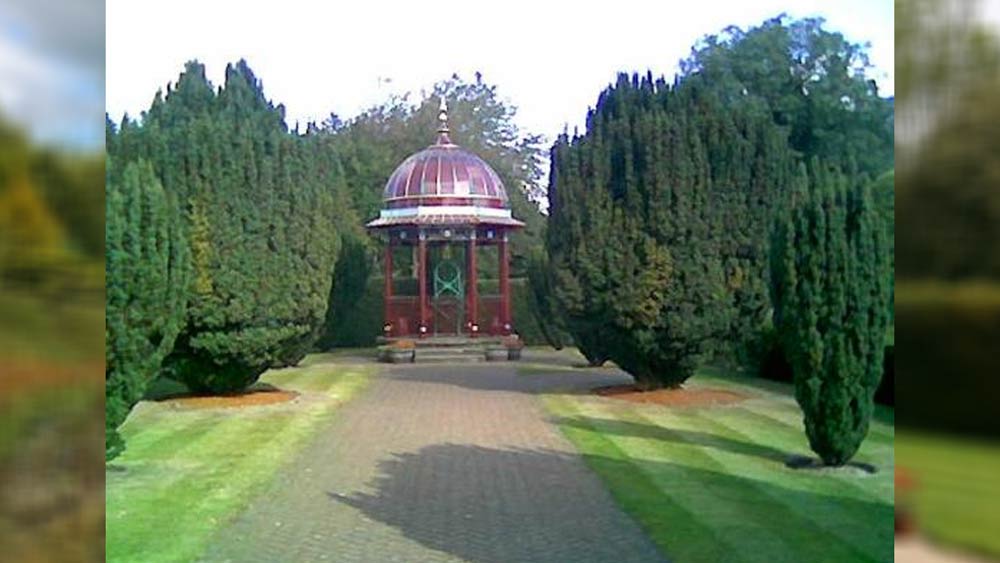 ১৮৭১ সালে গ্রামে নিজের খরচে একটি ফুটপাথ বানিয়ে দিয়েছিলেন তিনি। ১৮৮২ সালে রানি ভিক্টোরিয়ার উপর হামলা হয়েছিল। রানি প্রাণে বেঁচে গিয়েছিলেন। সেই খুশিতে ওই গ্রামের সকলের জন্য বিনামূল্যে খাবারের ব্যবস্থা করে দিয়েছিলেন মহারাজা।