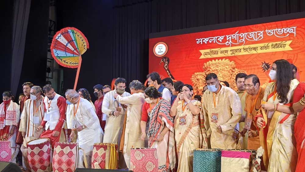 পুজো, ২০২০। ভোটের আগে দেখা যায় তুমুল উৎসাহ।