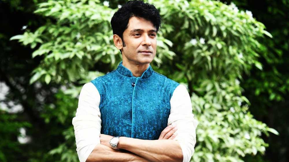 পুজোয় পুরুষের সাধের সাজ, শিখুন টলি-তারাদের কাছে