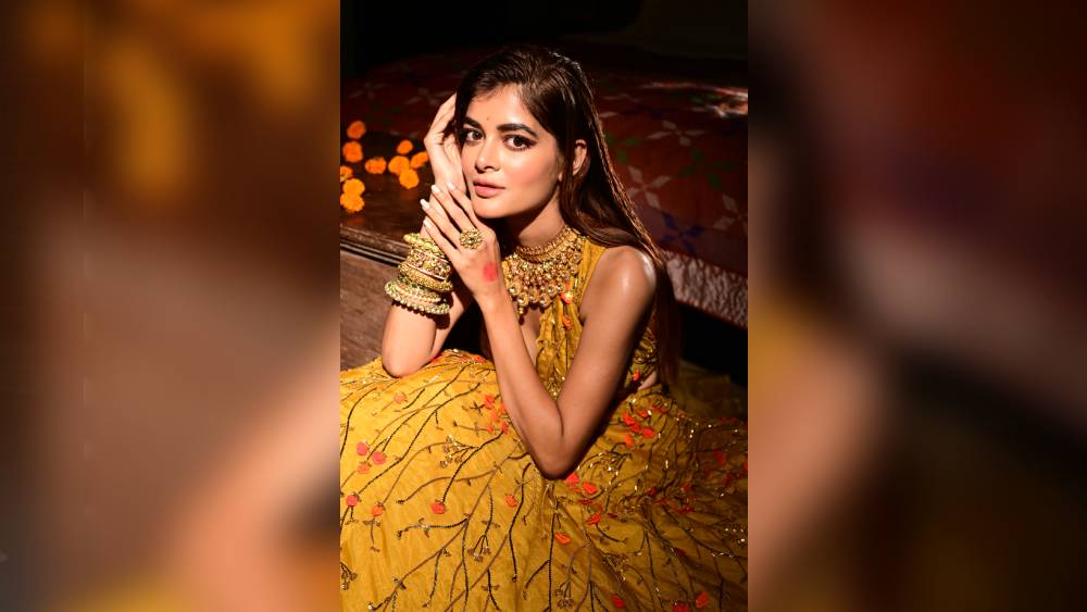 ভি-কাটের চোলির সঙ্গে সুতোর কাজ করা বাহারি ঘাগরা। সঙ্গে হাতে একগুচ্ছ সোনালি বালা গলিয়ে নিলেন মধুমিতা। গলায় ভারী হার।