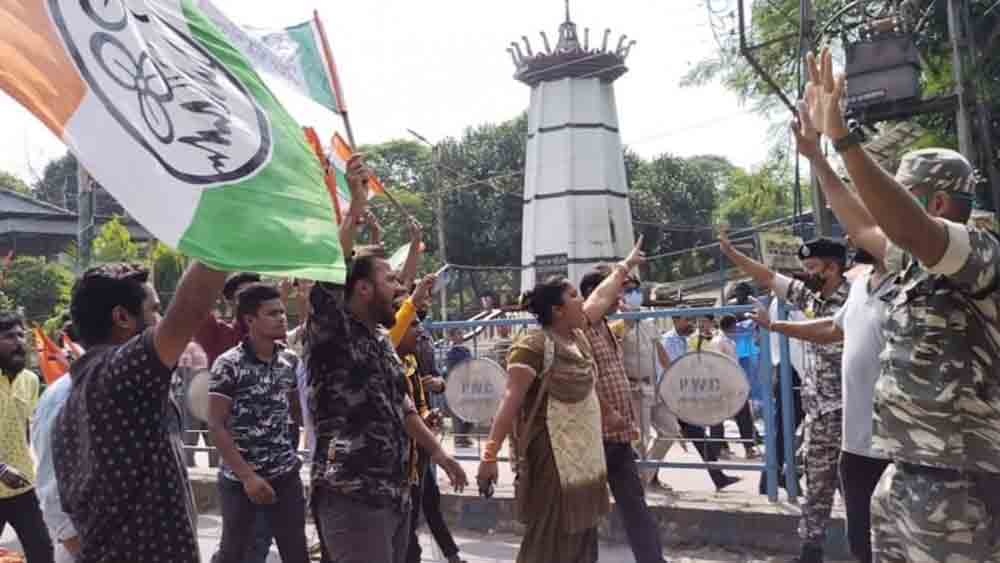 হলের মাঠ এলাকায় তৃণমূলের বিক্ষোভ।