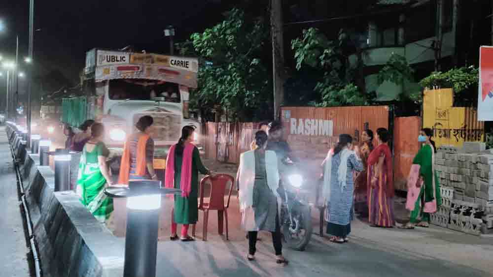 যানবাহনের পথ আটকে এ ভাবে চাঁদা তোলা চলছে। 