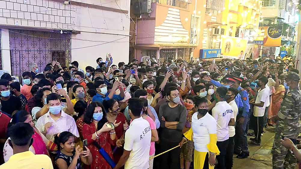 বেপরোয়া: শ্রীভূমি স্পোর্টিংয়ের মণ্ডপের বাইরে। শুক্রবার। 