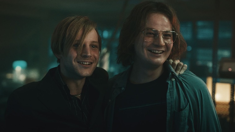 বহু প্রতিভা এবং মেধা কী ভাবে স্বীকৃতি না পেয়ে একেবারে শেষ হয়ে যাচ্ছে, ‘দ্য বিলিয়ন ডলার কোড’ দেখতে দেখতে বার বার সে কথাই মনে হয় দর্শকের।