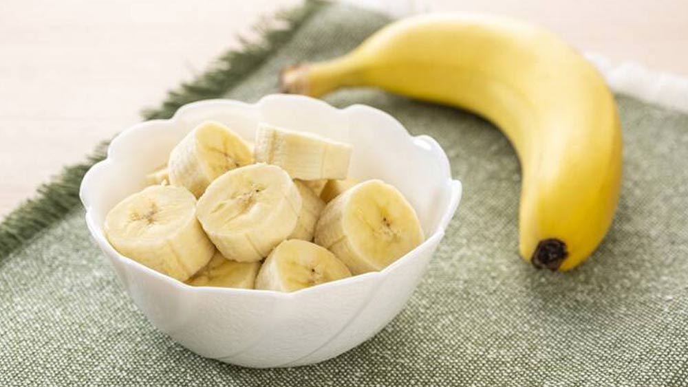 আরব শব্দে ‘বানান’-এর অর্থ আঙুল। সেই ‘বানান’-ই পরবর্তীকালে কলার ইংরাজি ‘বানানা’ হয়ে যায়। সেই থেকেই নাকি ‘বানানা’ শব্দের উৎপত্তি। 