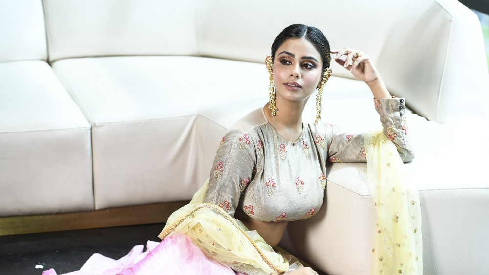 পুজোয় যদি লেহঙ্গা পরতে চান, তা হলে একটু অন্য রকম লেহঙ্গা স্কার্ট আর টপ পরতে পারেন। খুব বেশি কারুকাজ দেওয়া লেহঙ্গার পুজোয় বেমানান লাগতে পারে। তাই একটু হাল্কা কারুকাজের লেহঙ্গাই বেছে নিন।