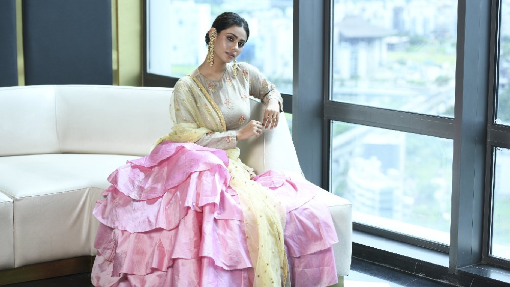 অষ্টমীর সন্ধ্যাতে যেহেতু একটু জমকালো সাজ চলে, তাই লেহঙ্গা পরলে ওই দিনটাই বেছে নিন। সঙ্গে মানানসই জুতো পরুন। হিল দেওয়া জুতি পরে হাঁটতে অসুবিধা হলে কারুকাজ করা রাজস্থানী জুতো পরতে পারেন।