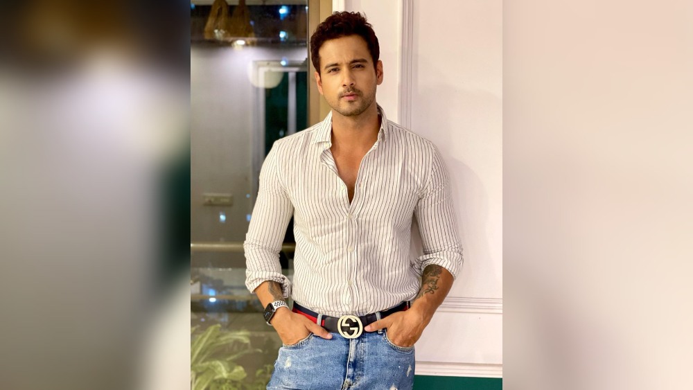 ষষ্ঠী সন্ধের জন্য থাকুক জিন্স আর শার্ট। যশ দাশগুপ্তের মতো কালো স্ট্রাইপ দেওয়া সাদা শার্ট পরতে পারেন। সঙ্গে যদি খোলা থাকে উপরের কয়েকটি বোতাম, ষষ্ঠী-সন্ধেয় নজরকাড়া আপনিই! ৪) ষষ্ঠী অবধি আগমনীর গন্ধ কিছুটা হলেও থাকে। সপ্তমী মানেই পুজোর জমজমাট দিনগুলোয় পৌঁছে যাওয়া। সামান্য ঝুঁকি নিয়ে একটু বেশি সাহসী হবেন নাকি? জিতের মতো ফুলের নকশা করা উজ্জ্বল রঙের সুতির শার্ট পরতে পারেন। সকালের ঘোরাঘুরিতে সঙ্গী হতে পারে রোদ-চশমাও।