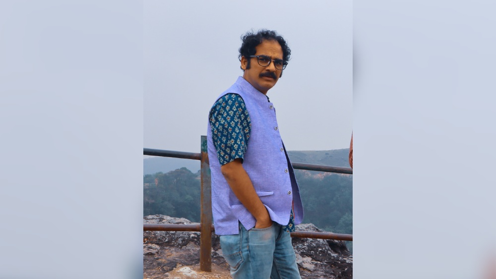 সন্ধে বেলার সাজ হোক জমকালো। ব্লক প্রিন্ট করা নীল হাফ-হাতা শার্টের ওপর পরা যায় হালকা বেগুনি রঙের জহরকোট। ঋত্বিক চক্রবর্তীর মতো জিন্সের উপরেই পরতে পারেন এই যুগলবন্দি। একই সাজে থাকবে সাবেকিয়ানা ও আধুনিকতার মিলিজুলি উপস্থিতি।