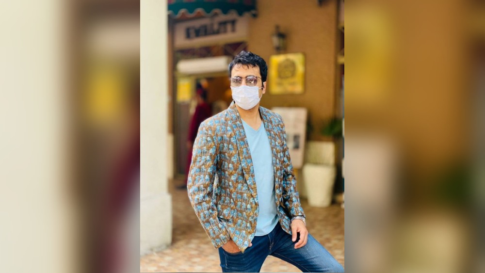 সদ্য প্রেমে পড়লে অনেকেই অষ্টমীতে যুগলে বেরোন। ‘তাঁর’ মনের মতো সাজ না হলে চলে! হালকা নীল রঙের টি-শার্ট ও গাঢ় নীলের জিন্সের ওপর পরুন রংচঙে কেতাদুরস্ত ব্লেজার। আবির চট্টোপাধ্যায়ের মতো সাজে কিন্তু জমে যেতেই পারে মহাষ্টমীর প্রেম!