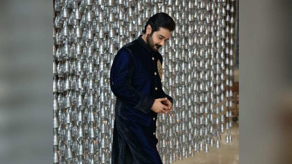 মহাষ্টমী এখনও বেশির ভাগের কাছেই পুজোর সেরা সাজের দিন। প্রসেনজিতের এই গাঢ় নীল রঙা মখমল শেরওয়ানির চেয়ে ভাল আর কিছু হতে পারে কি? অষ্টমীর সন্ধেয় না হয় আপনিই হলেন প্রেমিকার ‘বুম্বাদা’!