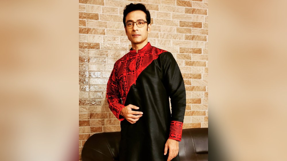 নবমী নিশিতেই শেষ সুযোগ। মাকে বিদায়ের আগে সাজে আর এক দফা পরীক্ষা-নিরীক্ষা হবে নাকি? টোটা রায়চৌধুরীর মতো কালোর উপরে লাল নকশার পাঞ্জাবি সাজে এনে দেবে অন্য মাত্রা।