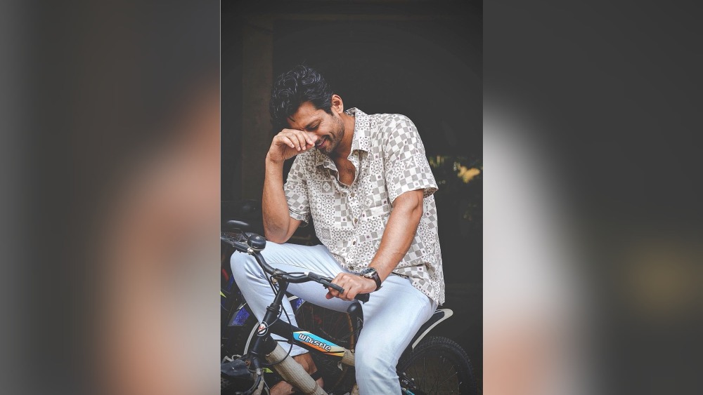 পুজো শেষ। মাকে বিদায় দেওয়ার পালা। দশমীর সিঁদুর খেলায় লাল পাড় সাদা শাড়িই বাঙালি কন্যের বরাবরের পছন্দ। আপনিও কিন্তু মণ্ডপ মাতাতে পারেন সাদাতেই। ইন্দ্রনীল সেনগুপ্ত যেমন পরেছেন সাদার উপরে ব্লক ছাপের একটি হাফ-হাতা শার্ট।