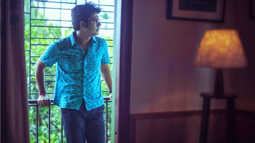 শেষ লগ্নে সাজ হোক ছিমছাম। নীল রঙের হালকা নকশা করা সুতির শার্ট পরতেই পারেন অনির্বাণ ভট্টাচার্যের মতো।