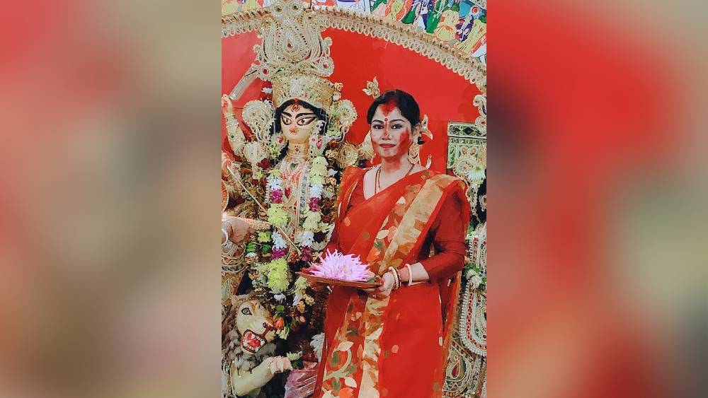 বিদেশে সব মেয়েই দশভুজা!