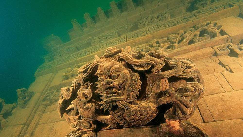 দিনভর কোলাহলমুখর থাকা ওই শহরের নাম ছিল শি চেং। চিনের ঝেজিয়াং প্রদেশের অন্তর্গত ছিল শহরটি। জমজমাট শহরটি ঝেজিয়াঙের রাজনৈতিক এবং অর্থনৈতিক কাজকর্মের কেন্দ্রবিন্দু হয়ে উঠেছিল সে সময়। হঠাৎ এমন কী হয়েছিল যাতে গোটা শহরকে ডুবিয়ে দিতে বাধ্য হয়েছিল চিন সরকার?