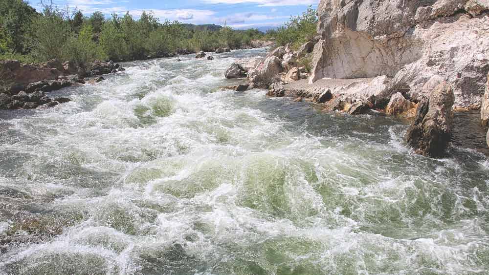 জলবিদ্যুৎ উৎপাদনের জন্য ১৯৫৯ সালে বাঁধ নির্মাণের প্রয়োজন ছিল। চিন সরকার ঝেজিয়াং প্রদেশের শি চেং শহরের উপকণ্ঠে বাঁধ নির্মাণ করবে স্থির করে। জলবিদ্যুৎ উৎপাদনের জন্য হ্রদের প্রয়োজন। কিন্তু ঝেজিয়াঙে তেমন কোনও হ্রদ ছিল না। বাধ্য হয়ে কৃত্রিম ভাবে হ্রদ বানাতে শুরু করে চিন।