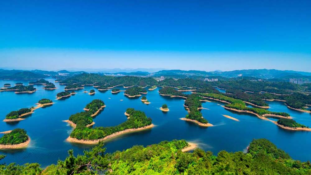 শি চেং শহরটি ছিল ফাইভ লায়ন পর্বতের পাদদেশে। শহরের চারদিক পাহাড় দিয়ে ঘেরা ছিল। তাই চিন সরকার সে সময় এই শহরটিকেই হ্রদে পরিণত করার মনস্থির করে। শহরের মধ্যে দিয়ে বয়ে যাওয়া জিনান নদীকে কেন্দ্র করেই ওই হ্রদ বানানো হয়েছিল।