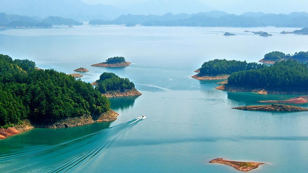 কোনওটি পক্ষী দ্বীপ, কোনওটি বাঁদর দ্বীপ এবং কোনওটি সাপের দ্বীপ। একটি দ্বীপে গেলে নাকি আবার ছেলেবেলার কথা মনে পড়ে যায়। হ্রদ জুড়ে ছোট-বড় মিলিয়ে এমন এক হাজারের বেশি দ্বীপ রয়েছে।