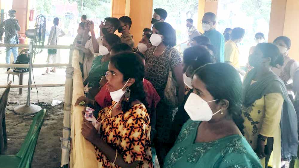 কেউ আবার ঠাকুর দেখে বন্ধুর কানে বলে ফেললেন, “ওই দেখ। সিংহ। দেখ, অসুরকে কেমন কামড়ে ধরেছে।”