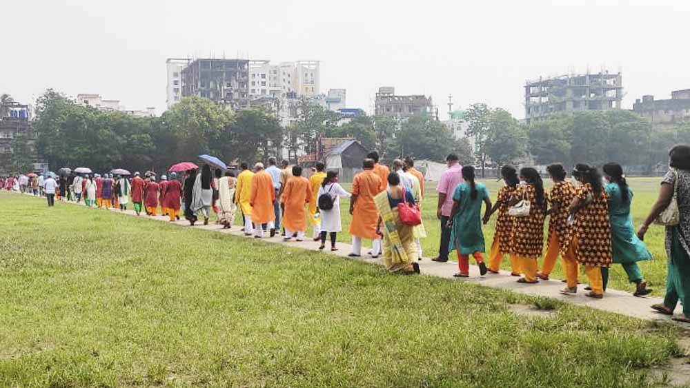 পার্ক সার্কাস ময়দানে যখন সকলে ঠাকুর দেখতে যাচ্ছেন, দেখে মনে হচ্ছিল কতগুলো ফুল যেন হেঁটে চলেছে।
