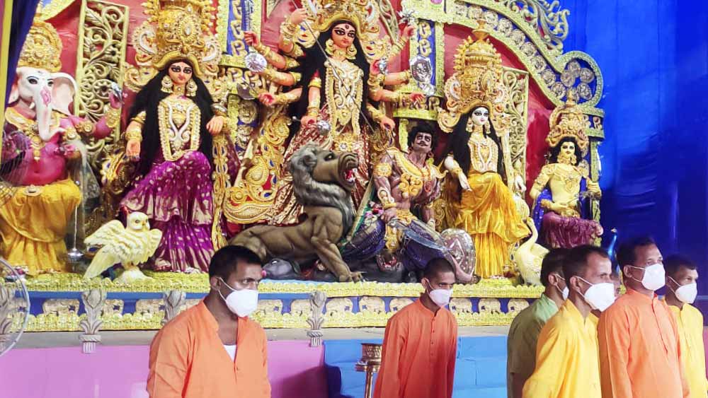 সাতটি বাসে মোট ৭০ জন আবাসিক। সবার গায়ে পুজোর নতুন জামা।