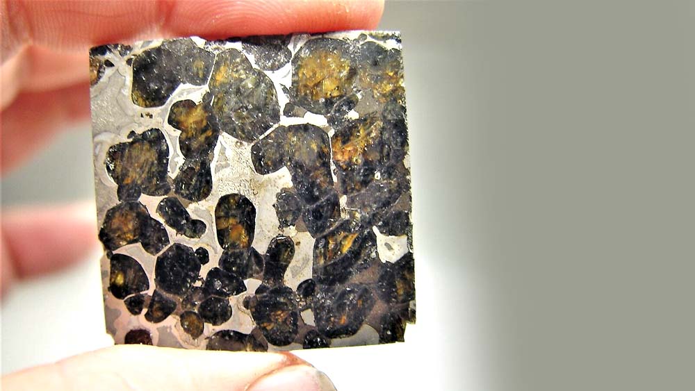 ম্যাগনেসিয়াম ও লোহার সিলিকেটের এই অংশটিও থাকছে সংগ্রহশালায়। ১৭.৭ গ্রাম ওজনের। এটি সেই উল্কাপিণ্ডের অংশ যা পড়েছিল কেনিয়ায়। -নিজস্ব চিত্র।