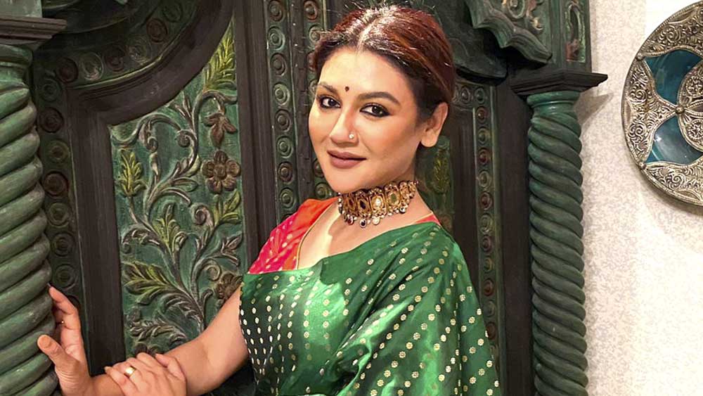 করোনা অতিমারিকে সঙ্গী করে এ বার দ্বিতীয় পুজো। একটু একটু করে আবার সব কিছু ঠিক আগের মতো স্বাভাবিক হবে। আশায় আছেন জয়া।