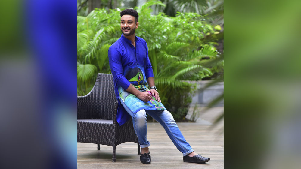 সাবেক পাঞ্জাবির স্বাদ বদলে সামিল হালফিলের নকশা। সাহেবের সাজে মিলেমিশে গেল ঐতিহ্য ও আধুনিকতা।