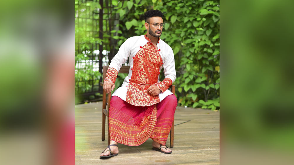 অষ্টমীর অঞ্জলি। পাশে লালপেড়ে সাদা শাড়িতে ঝলমলে বঙ্গনারী। পুরুষও পাল্লা না দিলে চলে? তাঁর পোশাকেও থাকুক না লাল-সাদার ছোঁয়া!