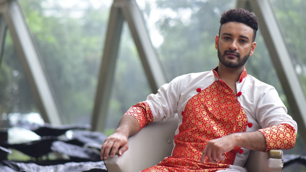 বছর কাটে জিনস, শার্ট, প্যান্টেই। ধুতি-পাঞ্জাবির আভিজাত্য তবু অমলিন। সাহেবকেই দেখুন না!