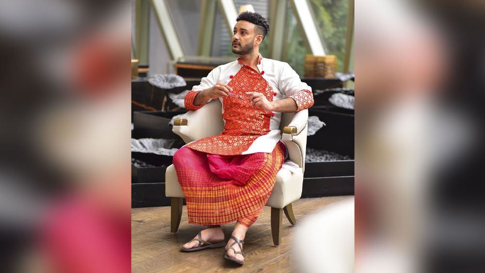 লাল ধুতির জুটিতে লাল-সাদা কাজের পাঞ্জাবি। এই সাহেবই নাকি ‘গোরস্থানে সাবধান’ বা ‘রয়্যাল বেঙ্গল রহস্য’-র সেই সদ্য কৈশোর পেরোনো তোপসে? ভাবা যায়!