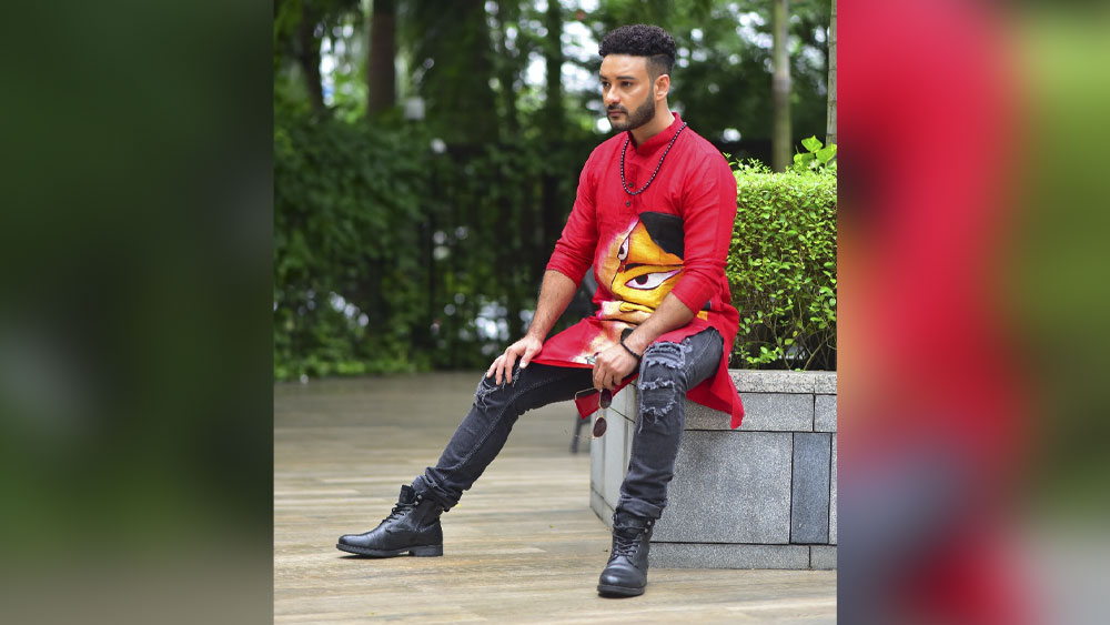 লাল পাঞ্জাবিতে হাতে আঁকা দুর্গার মুখ। লাল-হলুদ-সবুজের এমন উজ্জ্বল উপস্থিতি মণ্ডপে এমনিই চোখ টানবে। সঙ্গে সাহেবের মতো রোদচশমা ও রুদ্রাক্ষের মালাও পরবেন নাকি? জমে যাবে কিন্তু!
